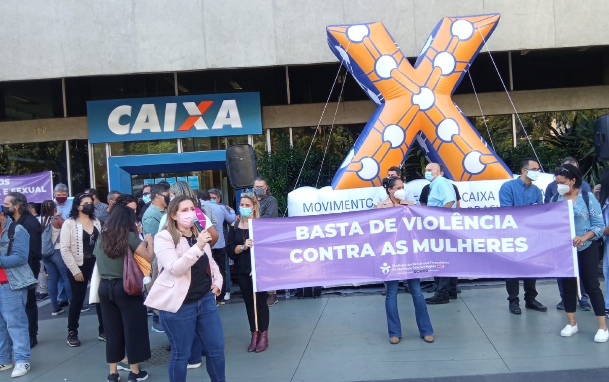 Bancários protestam contra Pedro Guimarães e por justiça às vítimas de assédio na Caixa
