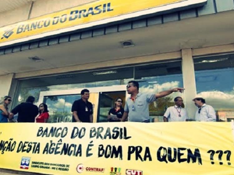 Bancos fecham agências e aumentam sofrimento dos brasileiros