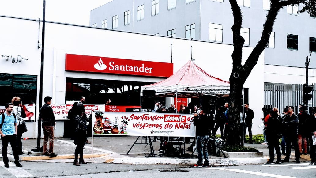 Santander é alvo de protesto por práticas contra os trabalhadores