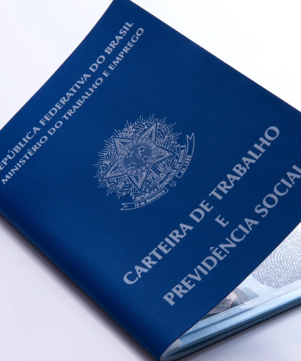 Brasil bate novo recorde de carteira assinada, no rendimento real e na queda de desemprego