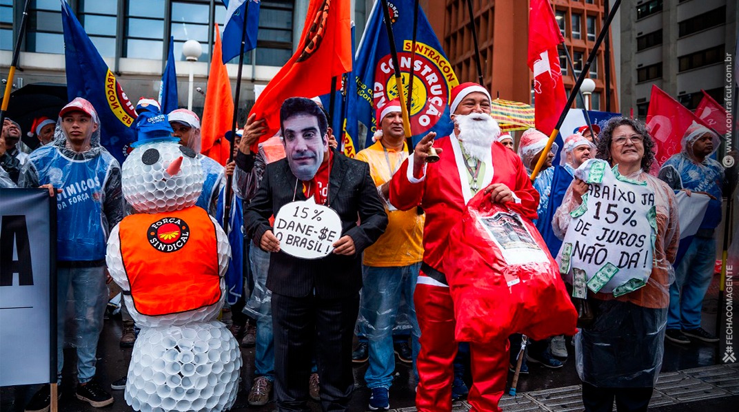 Basta de juros altos! Centrais sindicais protestam na sede do Banco Central