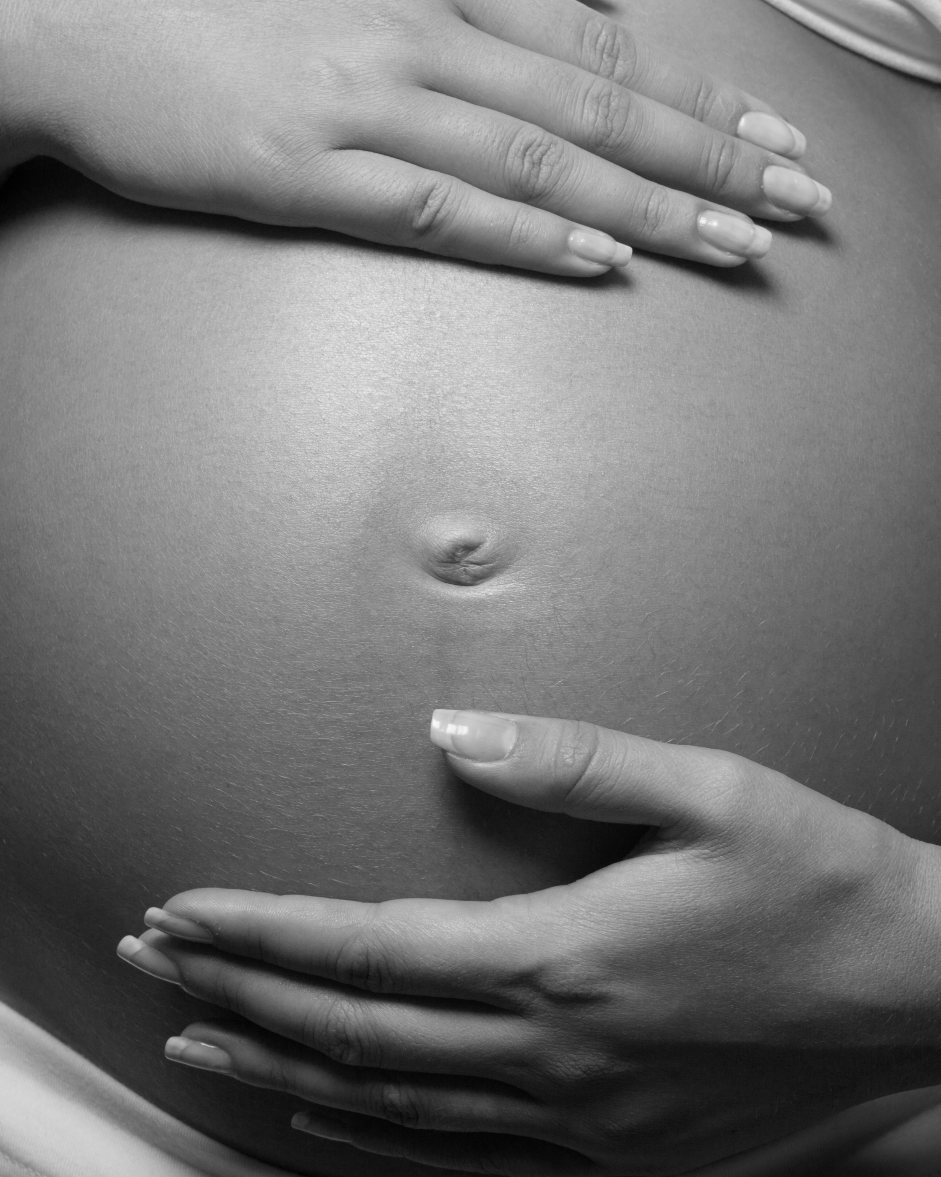 Conheça os direitos das grávidas, mães e pais contratados nos regimes CLT e PJ